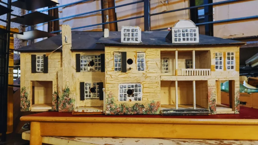 Trendy dollhouse wallpaper for modern homes.