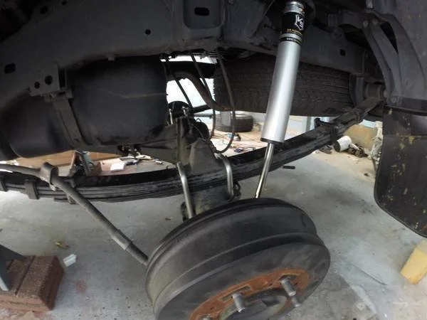 Trapping Grease in Rubber Strut Boot for Smooth Vehicle Performance
